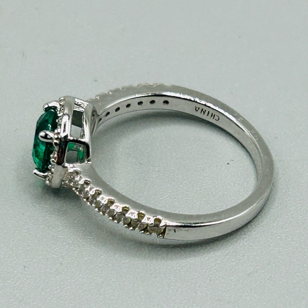 Source Unknown Silver Ring With Emerald Green Sto… - image 3
